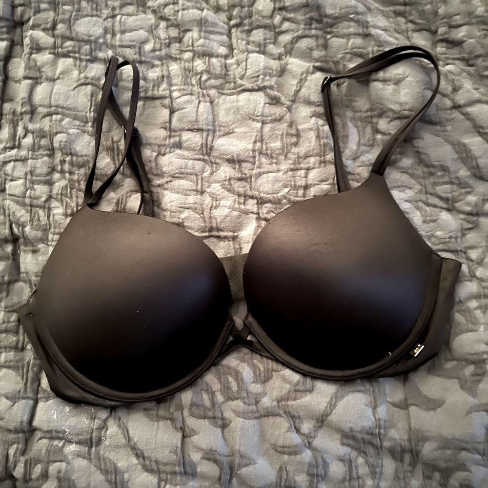 Black Victoria’s Secret very sexy push-up bra 34D